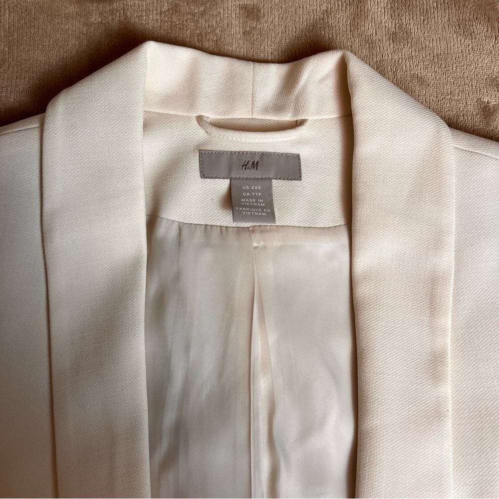 H&M Classic Fitted White Collared Open Blazer with Ruched Sleeves - Size XXS - Picture 4 of 11